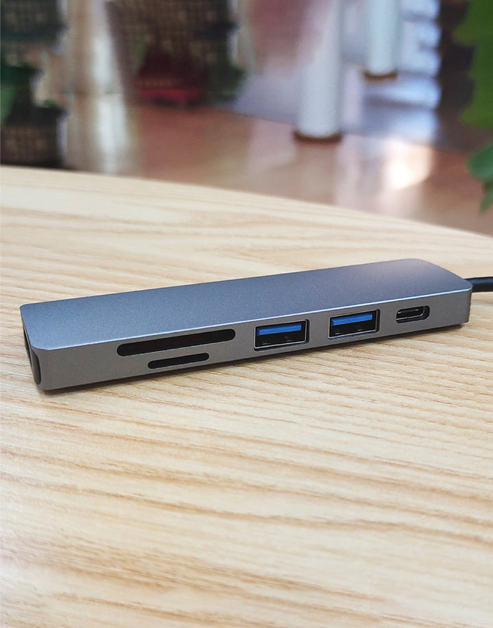 6 in 1 usb hub op tafel